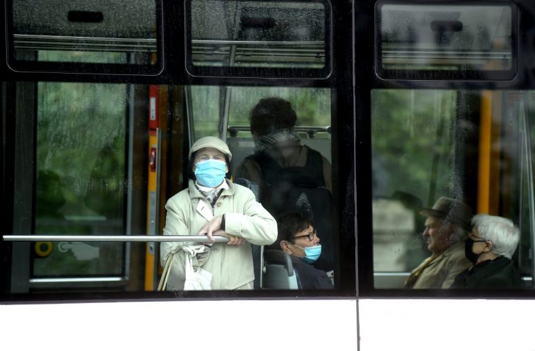 Не носишь маску — выходи. С сегодняшнего дня из общественного транспорта Риги будут высаживать