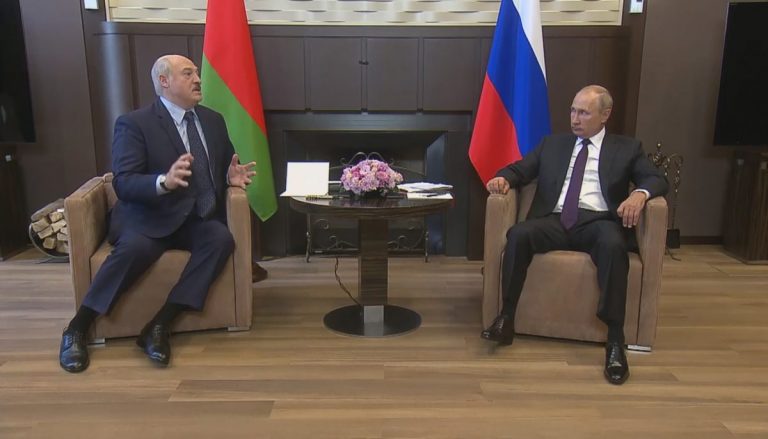Сванидзе: Лукашенко – политический труп, но Путин поклялся его защищать