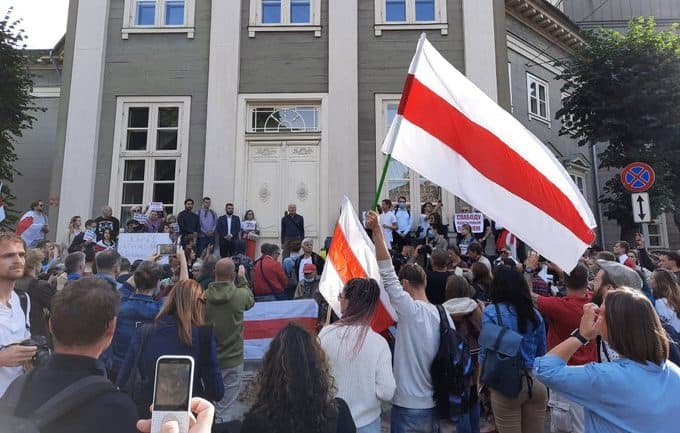 Исследование: кого поддерживают латвийцы в Беларуси и Нагорном Карабахе
