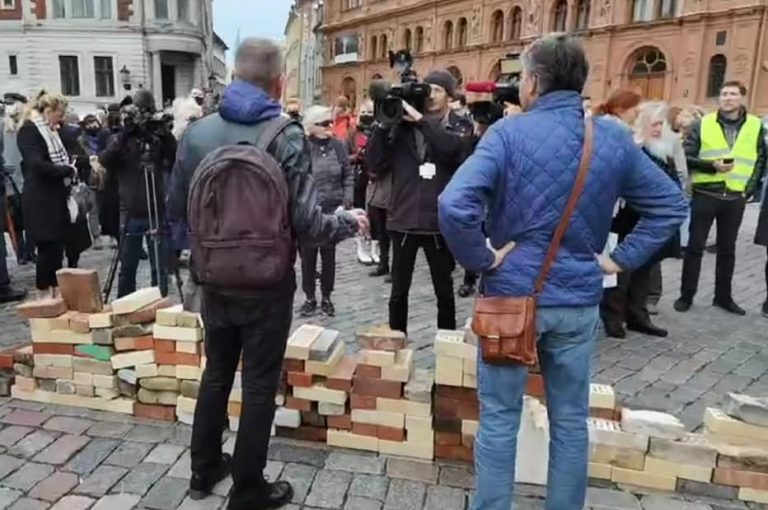 ВИДЕО: десятки людей с кирпичами в руках протестуют у Сейма против налоговых изменений