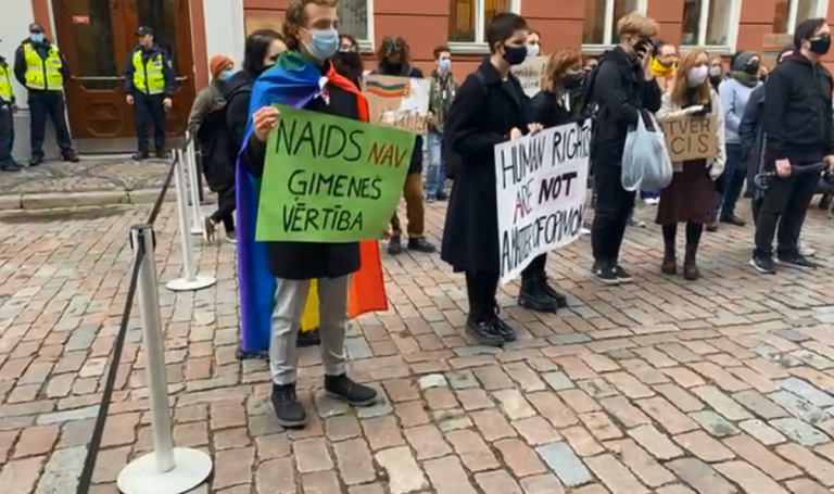 «Мы не преступники, чтобы скрываться!»: защитники партнерских отношений вновь проводят пикет (ВИДЕО)