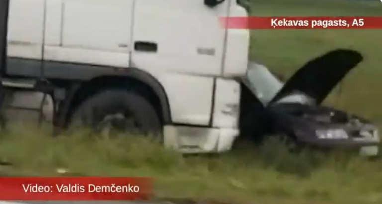 Ротационный круг у Рижской ГЭС: грузовик «подмял» легковушку (ВИДЕО)