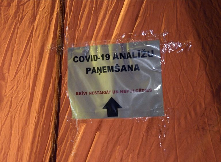 Снова антирекорд: в Латвии за сутки 188 случаев COVID-19, один человек умер