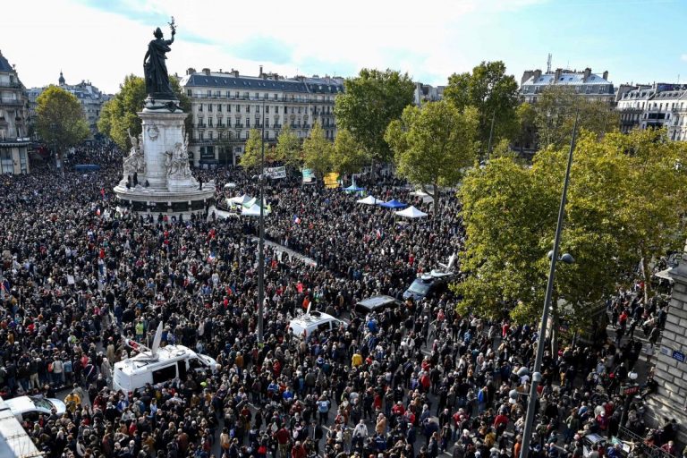 Во Франции тысячи человек вышли на митинги в память об обезглавленном учителе