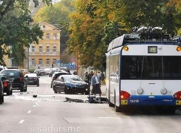 ФОТО: водитель BMW в Кенгарагсе врезался в троллейбус