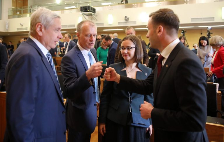 КОРОТКО О ГЛАВНОМ: Латвия повысила порог для самоизоляции, Стакис получил ключи от Риги, Байден молится за Трампа