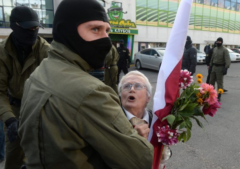 Лукашенко попросил не задерживать 73-летнюю Нину Багинскую — символ протестов в Беларуси