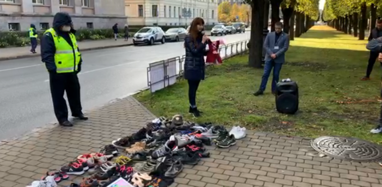 «Достало! Спорта и работы лишают, а компенсации никакой!»: напротив Кабмина прошла акция протеста (ВИДЕО)