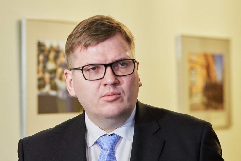 Министр Пуце ушел на карантин. Он контактировал с заболевшим COVID-19