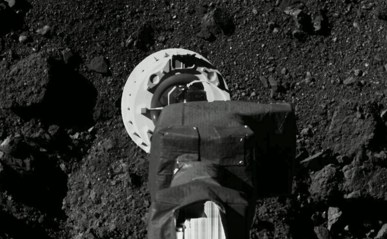 Зонд NASA взял образцы грунта астероида Бенну в 320 млн км от Земли (ВИДЕО)