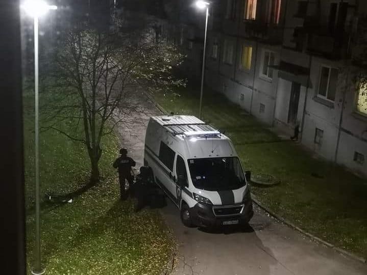 Крики и четыре выстрела: в Муцениеки убили человека