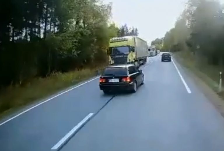 ВИДЕО: «легковушка» была в миллиметре от лобового столкновения с фурой