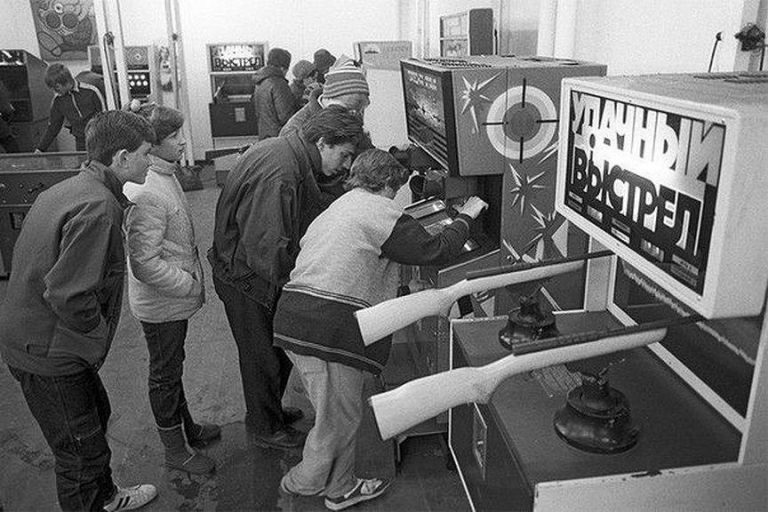 Советская мода 70-х,  легендарная «Метелица» и шикарные ноги Шарлиз Терон в подборке редких исторических фотографий