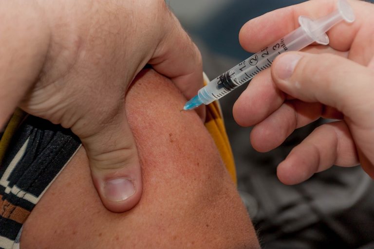 Эксперт ВОЗ: в случае дефицита вакцины от гриппа COVID-19 станет опаснее