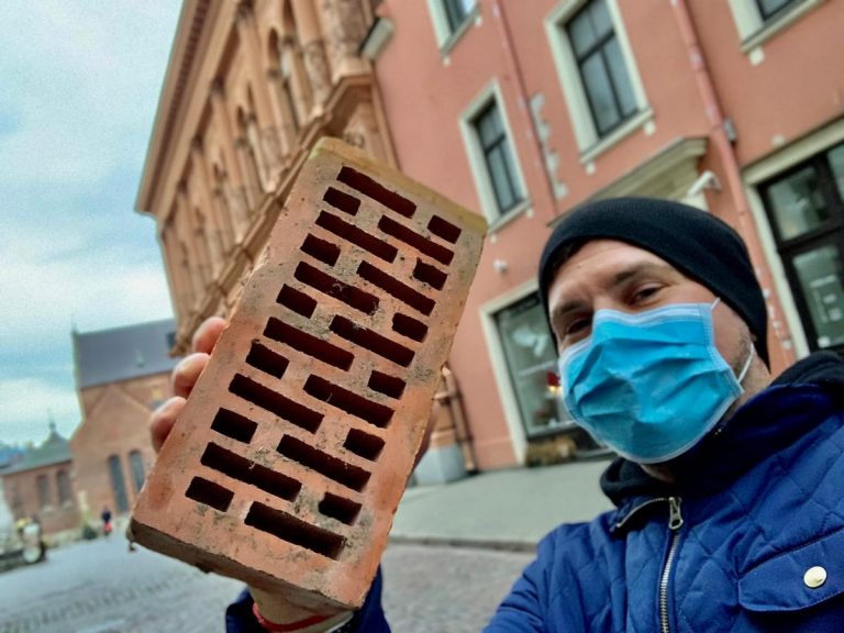 «Меня не коснется, но я солидарен»: Бусулис объяснил, почему участвовал в «кирпичной акции» у Сейма