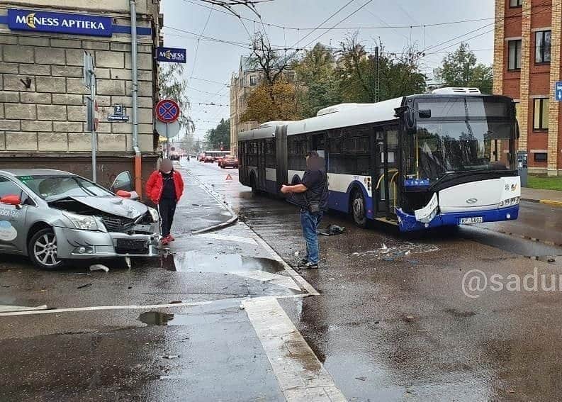 ФОТО: в центре Риги столкнулись такси и автобус Rīgas satiksme