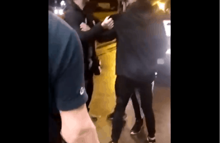 ВИДЕО: в Риге подростки и охранник магазина устроили разборку