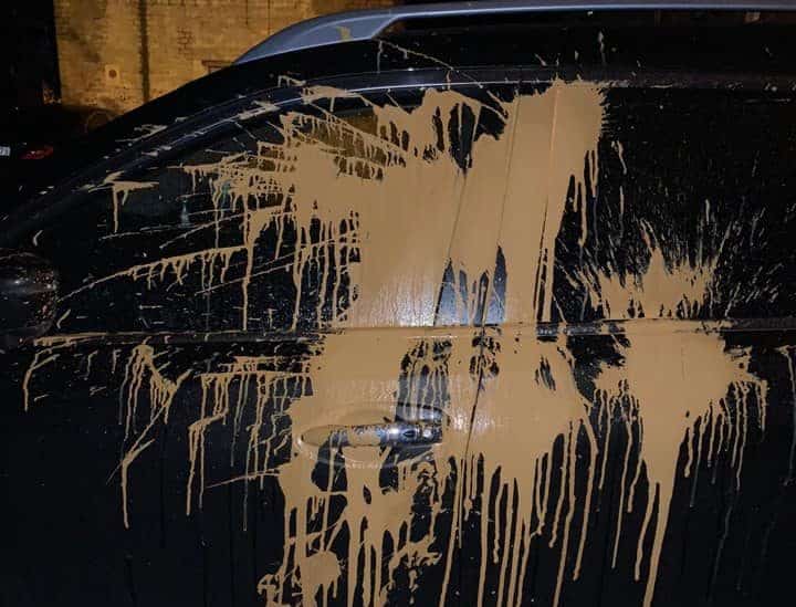 ФОТО: в Риге неизвестные облили краской внедорожник  