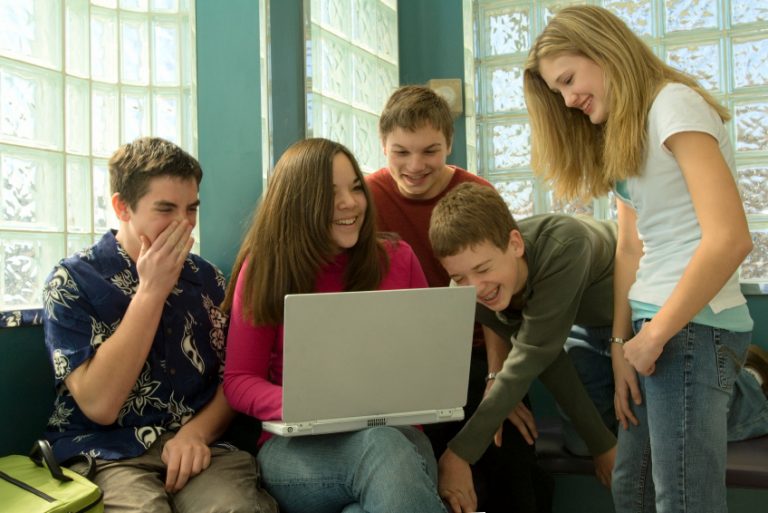 Опрос: 81% родителей считают, что интернет-травля становится все более распространенной