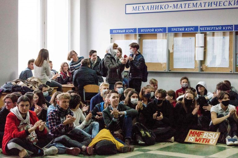 Предприятия, вузы, кафе: в Беларуси началась общенациональная забастовка