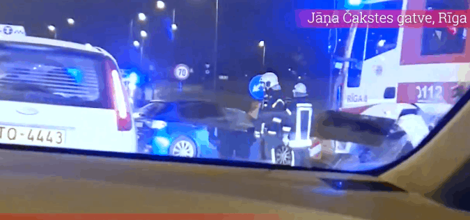 ВИДЕО: машина врезалась в разделительные барьеры перед Южным мостом