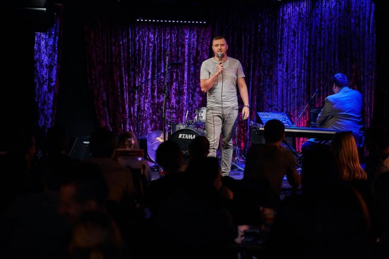 Взрывной юмор и «страшные закуски»: в Риге пройдет STAND-UP-шоу по случаю Хэллоуина