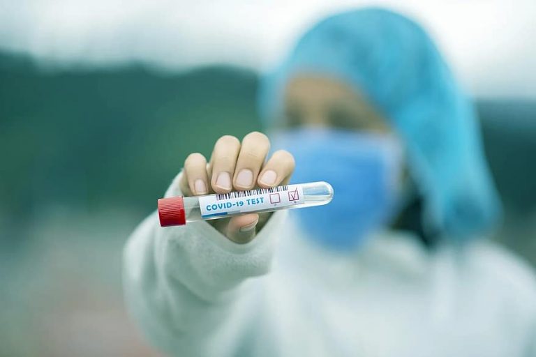В Латвии увеличат количество COVID-тестов, ученики старших классов остаются на «удаленке»