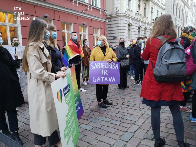 Представитель ЛГБТ: отношение общества и церкви к гей-союзам меняется, но есть те, кто «хочет быть святее папы римского»