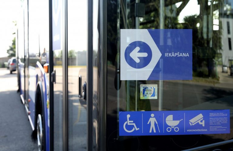 Rīgas satiksme меняет правила посадки в общественный транспорт