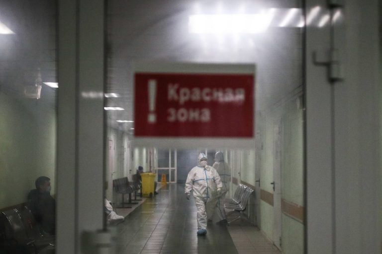 В России третий день обновляется рекорд смертности с COVID-19