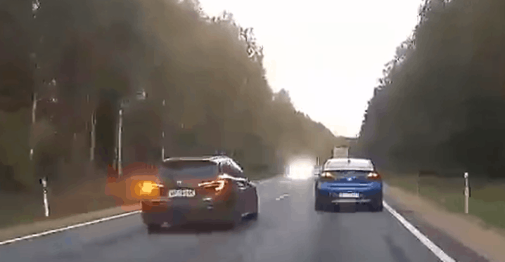 ВИДЕО: авто практически столкнулось с мотоциклом