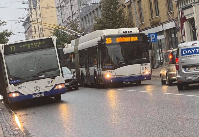 ФОТО: на Валдемара cтолкнулись машина и автобус