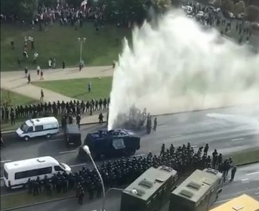 В Минске сломался водомет, которым пытались разогнать протестующих. Вместо этого он стал поливать самих омоновцев