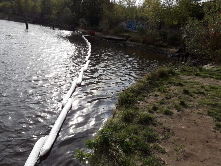 В реке Югла в Риге обнаружена утечка нефти (ФОТО)
