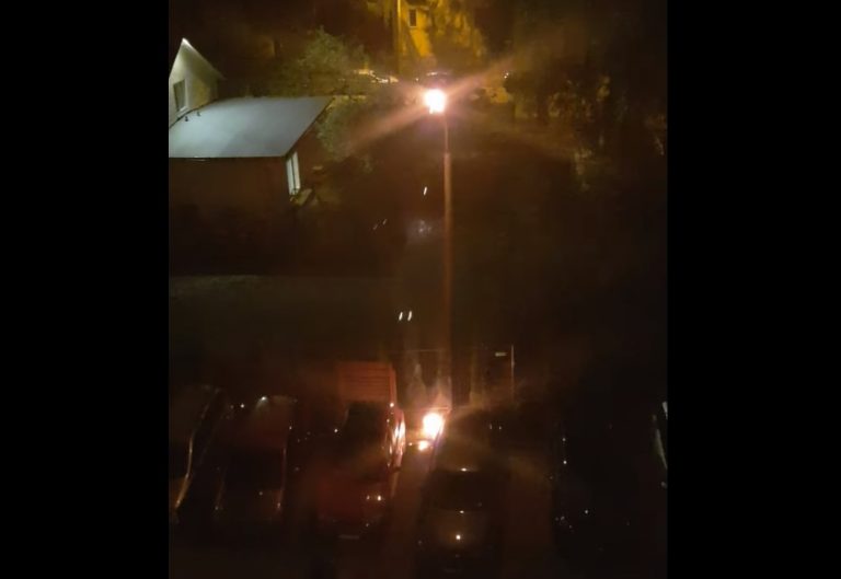 ВИДЕО: в Межциемсе загорелся уличный фонарь, пожарные не смогли подъехать из-за припаркованных машин