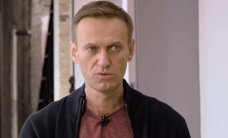 «Тебе не больно, а жизнь уходит». Навальный рассказал Дудю, каково это — умирать от «Новичка»