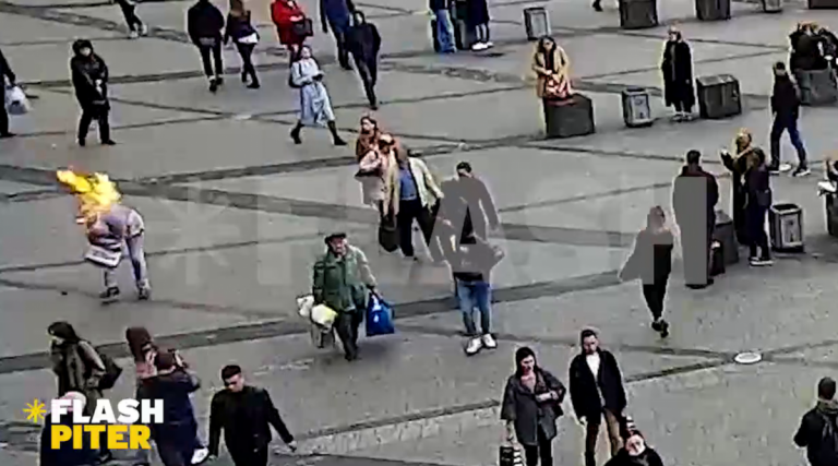 Мужчина поджег себя в знак протеста в центре Петербурга (ВИДЕО)