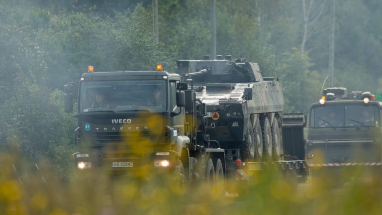 Внимание, уступи дорогу! Началось передвижение военной техники по дорогам Латвии