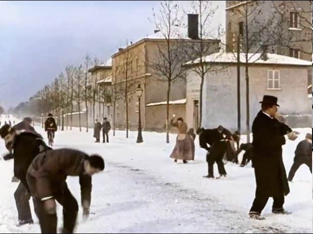 ВИДЕО: искусственный интеллект показал, как жители Франции играли в снежки 124 года назад