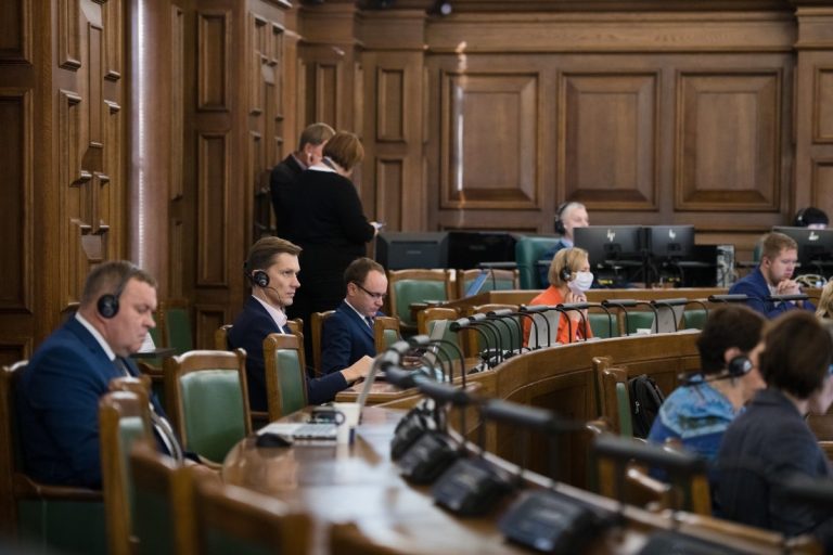 Журналист о депутатах: получает 3000 и просит компенсировать 28 евро за транспорт – это нормально?