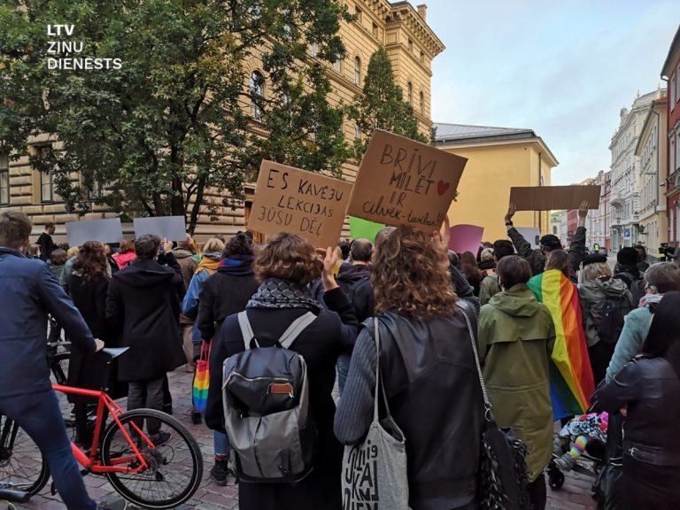 «Свободно любить — право человека!»: У Сейма проходит пикет в защиту партнерских отношений
