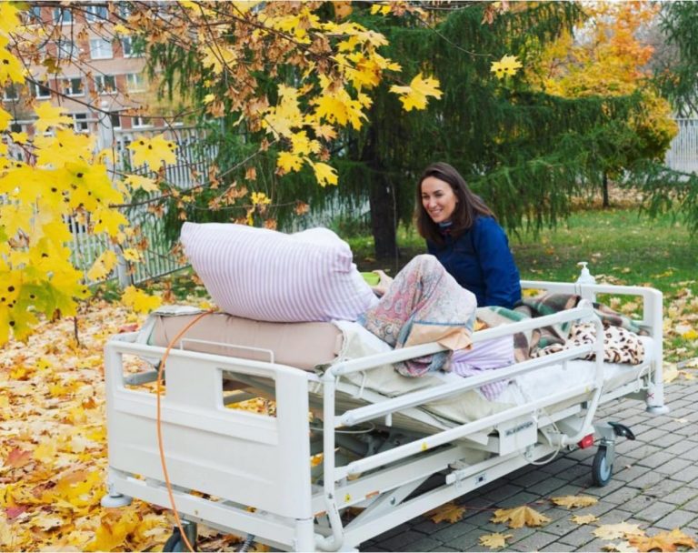 «Он хотел порыбачить в Даугаве, но мы не успели». Hospiss LV о последнем желании онкобольного