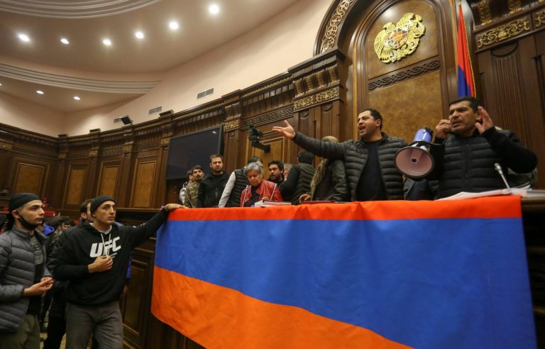Конфликт в Нагорном Карабахе: подписано мирное соглашение, Россия отправила миротворцев, протесты в Ереване