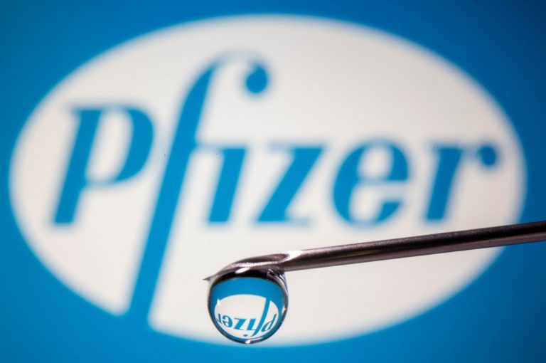 Вакцина от Pfizer не скоро появится в аптеках. Названа главная причина