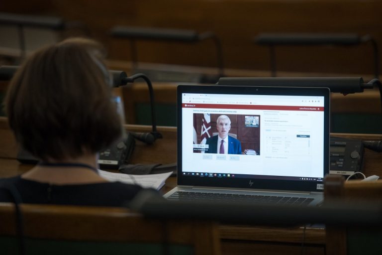 Уберечь жителей или «сжечь землю»: Сейм утвердил чрезвычайную ситуацию в Латвии