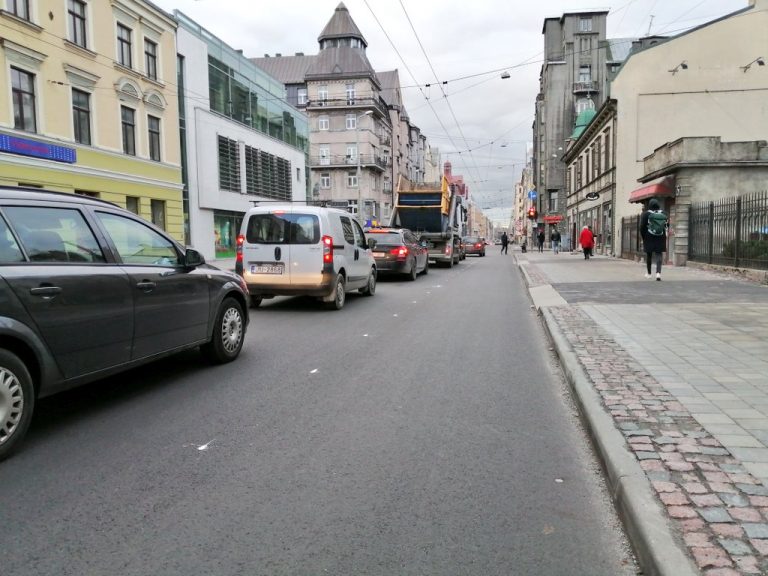 ФОТО: на улице Чака в Риге создают велополосы