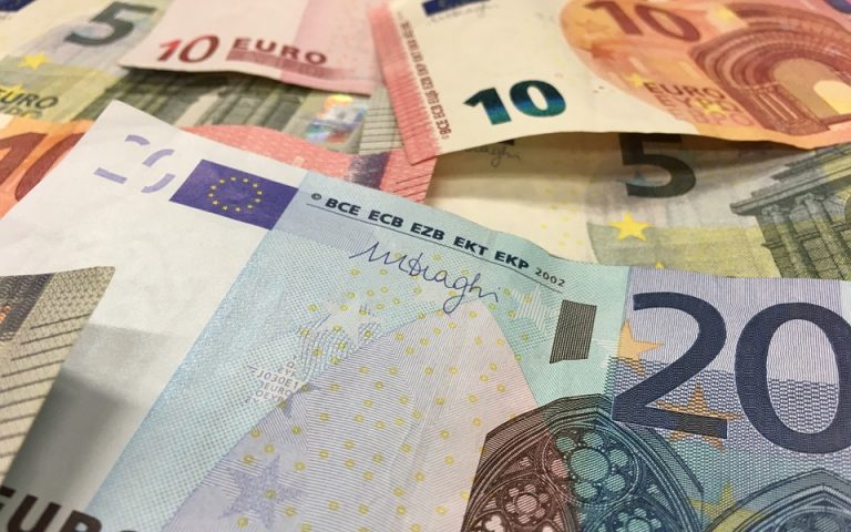 Работающим на неполную ставку на пострадавших предприятиях выплатят до 500 евро
