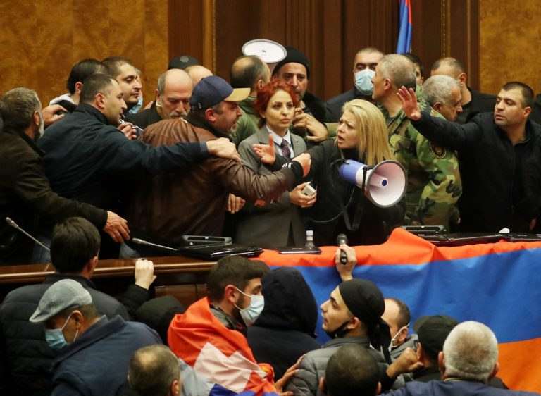 В Армении протестующие ворвались в здания правительства и парламента, избили спикера и обокрали премьера