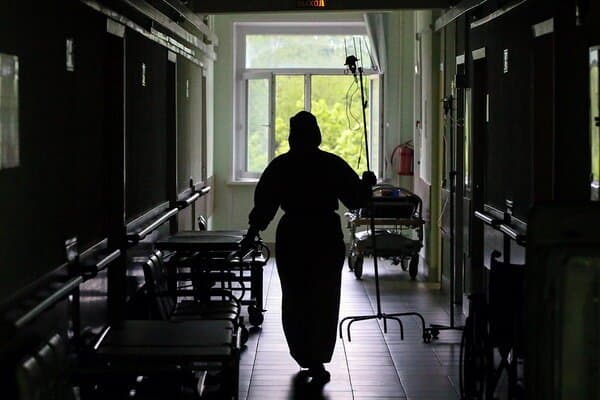 За сутки в Латвии выявлено 533 случая COVID-19, два человека скончались