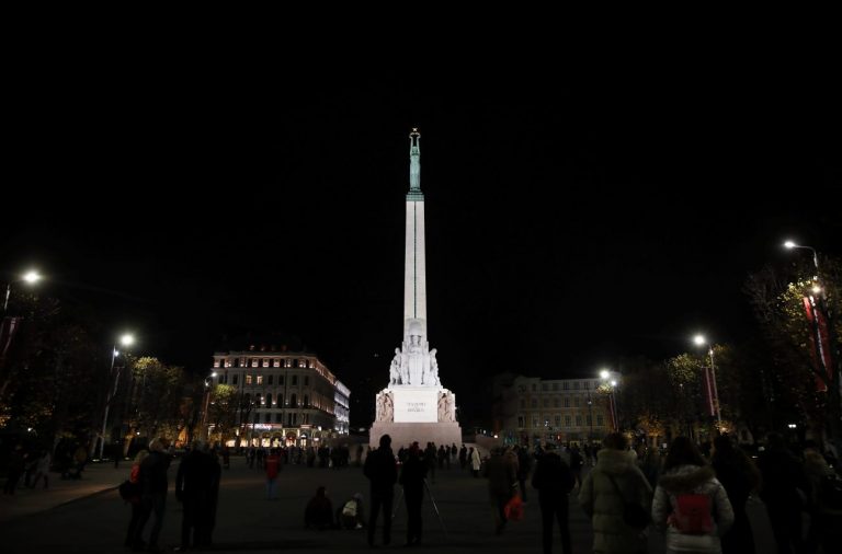 ФОТО: в Риге в рамках эксперимента подсветили памятник Свободы